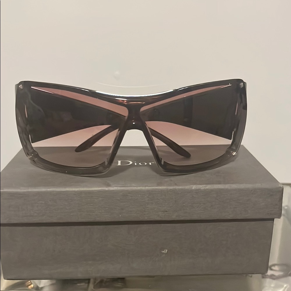 Dior Black Wraparound Sunglasses Sleek Modern Design